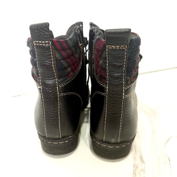 Clarks Whistle Bea Black Leather women's Boots with Red Accents 8M - Picture 4 of 8